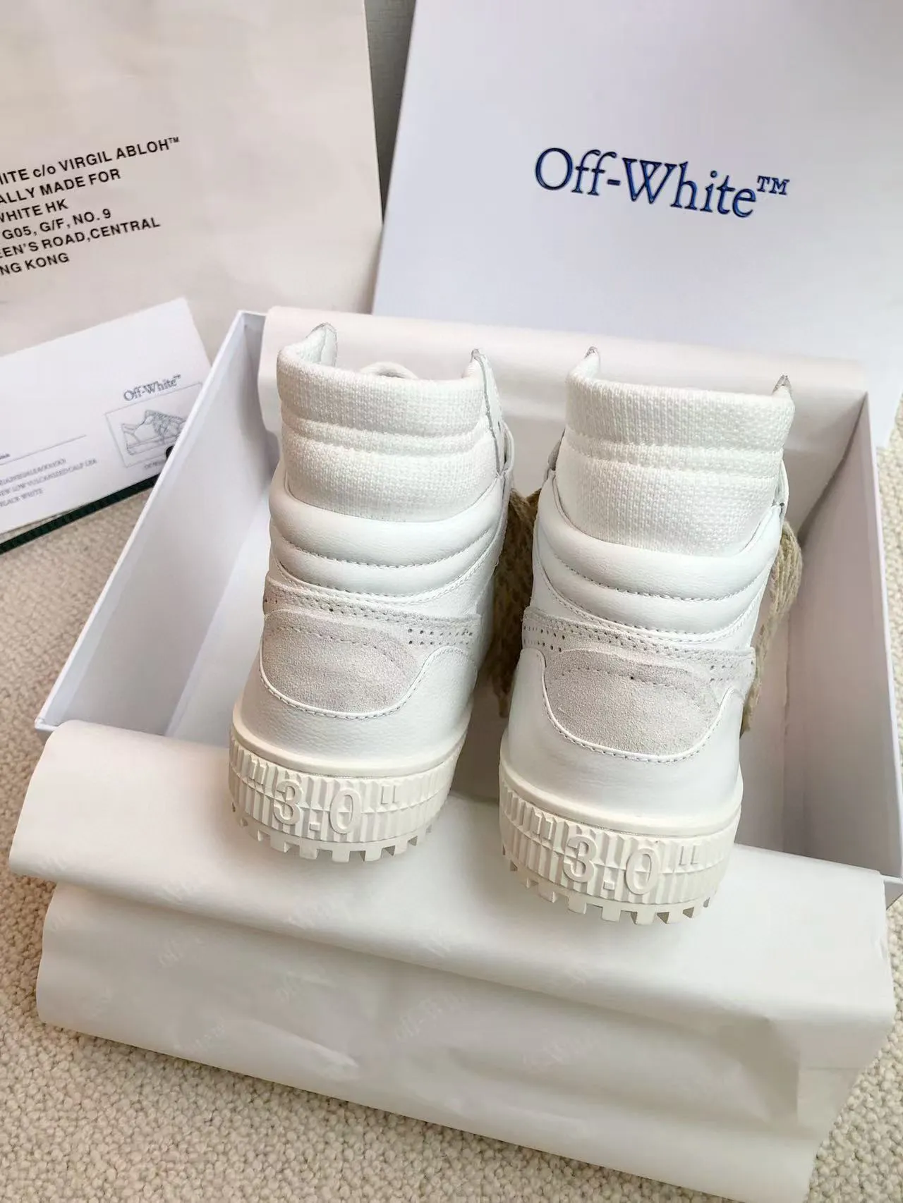 Men's shoes💰620 OFF WHITE ⚡️Couple style⚡️🍓New color🍓 The latest spring model of Gaobang street casual Martin style masterpiece, released the highest quality version on the market 👊 Series original mold opening, original lasting, production technology 1:1 original ➰🔜The best choice for more and more celebrities and Internet celebrities🔸In the classics Changes in the code🔸Innovate in the trend🔸Strive to break away from the shackles of bad street design🔝Although he is not the originator of fashion design, he is definitely a shining dark horse in avant-garde design🐴🆙Do not follow the trend🔅Not universal beauty🔅 Fabric💯First-layer cowhide Lining💯Imported skin-friendly and environmentally friendly polyester mesh Foot pads💯Original molded high-elastic environmentally friendly molding pads Midsole💯Original sleeve lasting process Outsole💯Rubber outsole Packaging💯Official website synchronizes a full set of packaging (brand wrapping paper, brand certificate, brand bag) code number 35-44, 45 customized